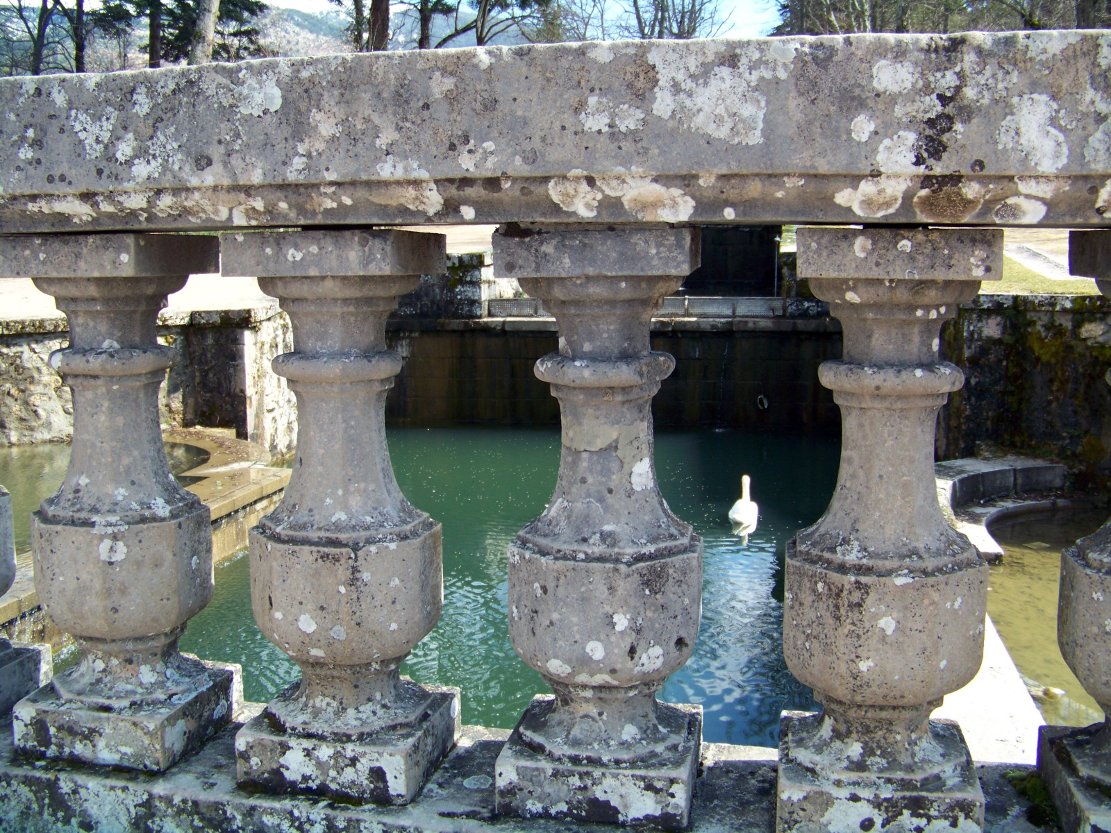 Fonds d'cran Constructions et architecture Ponts - Aqueducs Balustrade de pierre sur l'tang des cygnes.