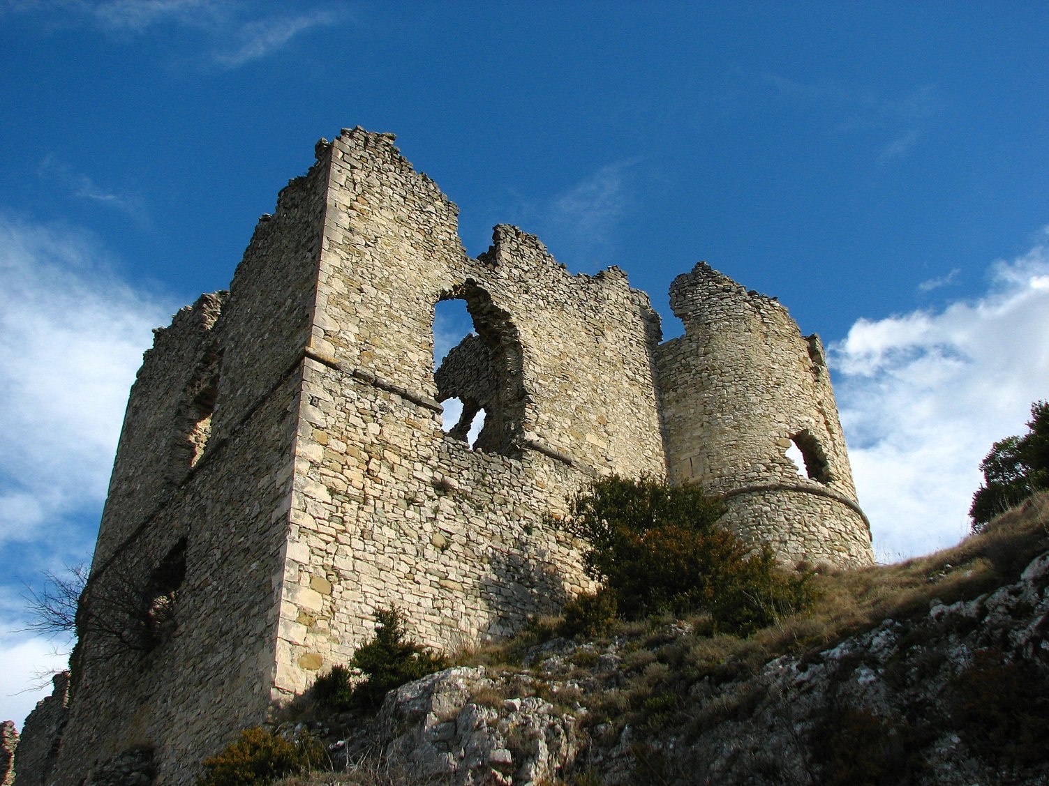 Fonds d'cran Constructions et architecture Chteaux - Palais Ruines du chateau medieval de Soyans ( Drome Provenale )