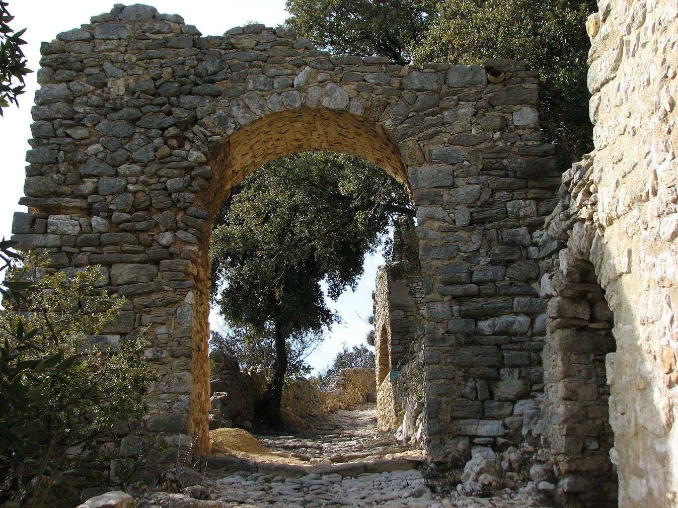 Wallpapers Constructions and architecture Ruins Village medieval de Merindol les oliviers