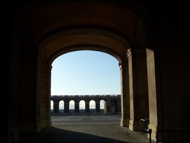 Fonds d'cran Constructions et architecture Constructions diverses Les ombres couvrent les murs du palais.