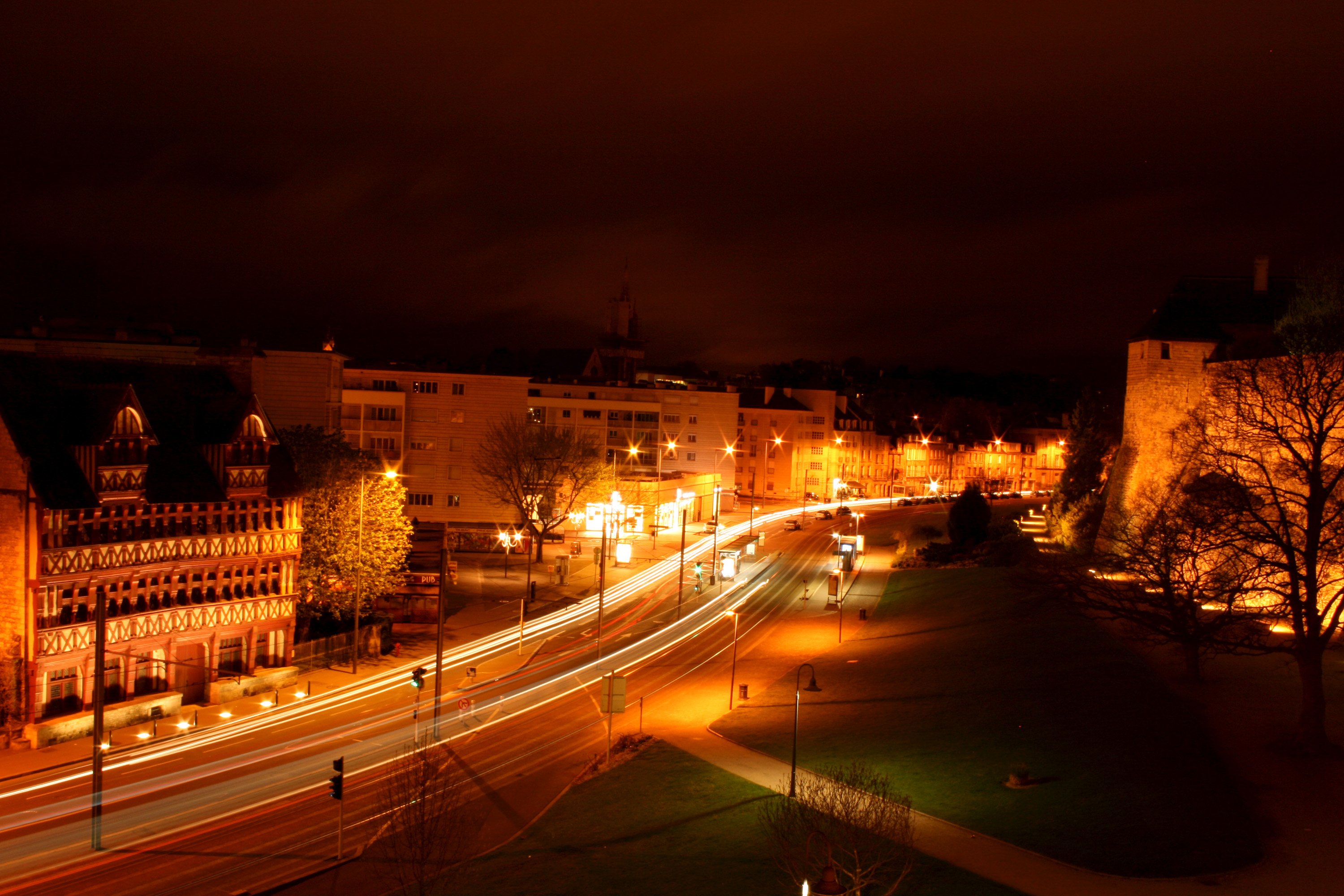 Wallpapers Constructions and architecture Streets Les entrailles de Caen : traine lumineuse