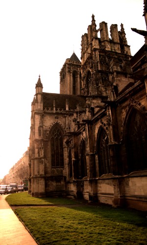 Fonds d'cran Constructions et architecture Edifices Religieux Les entrailles de Caen : L'glise penche