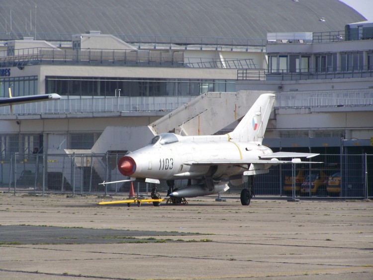 Fonds d'cran Avions Avions militaires Mig 21