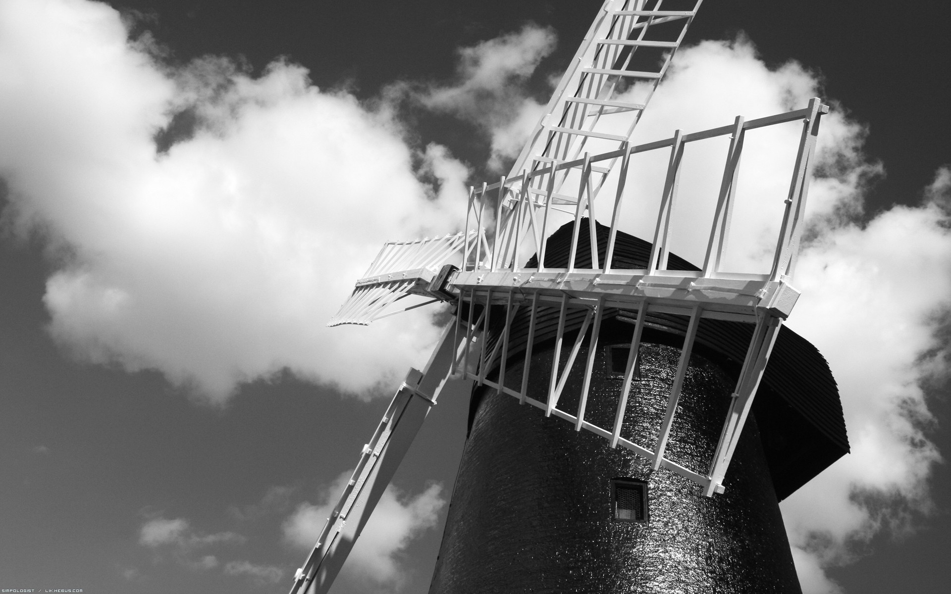 Fonds d'cran Constructions et architecture Moulins - Eoliennes Eolienne d'un autre age