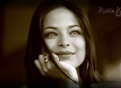 Fonds d'cran Clbrits Femme Kristin Kreuk - Golden Eyes