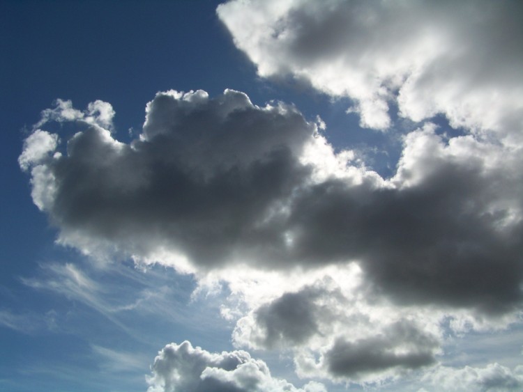 Fonds d'cran Nature Ciel - Nuages Les nuages ne laissent pas voir le soleil.