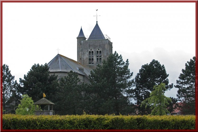 Fonds d'cran Constructions et architecture Edifices Religieux Eglise de Brouckerque dissimule dans les arbres