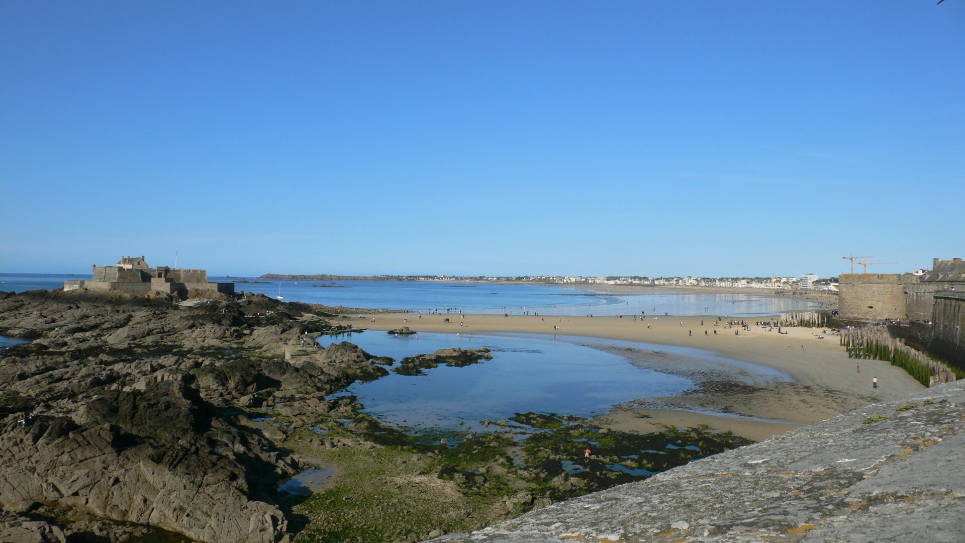 Fonds d'cran Voyages : Europe France > Bretagne Fort National  St Malo sous un ciel couleur Provence