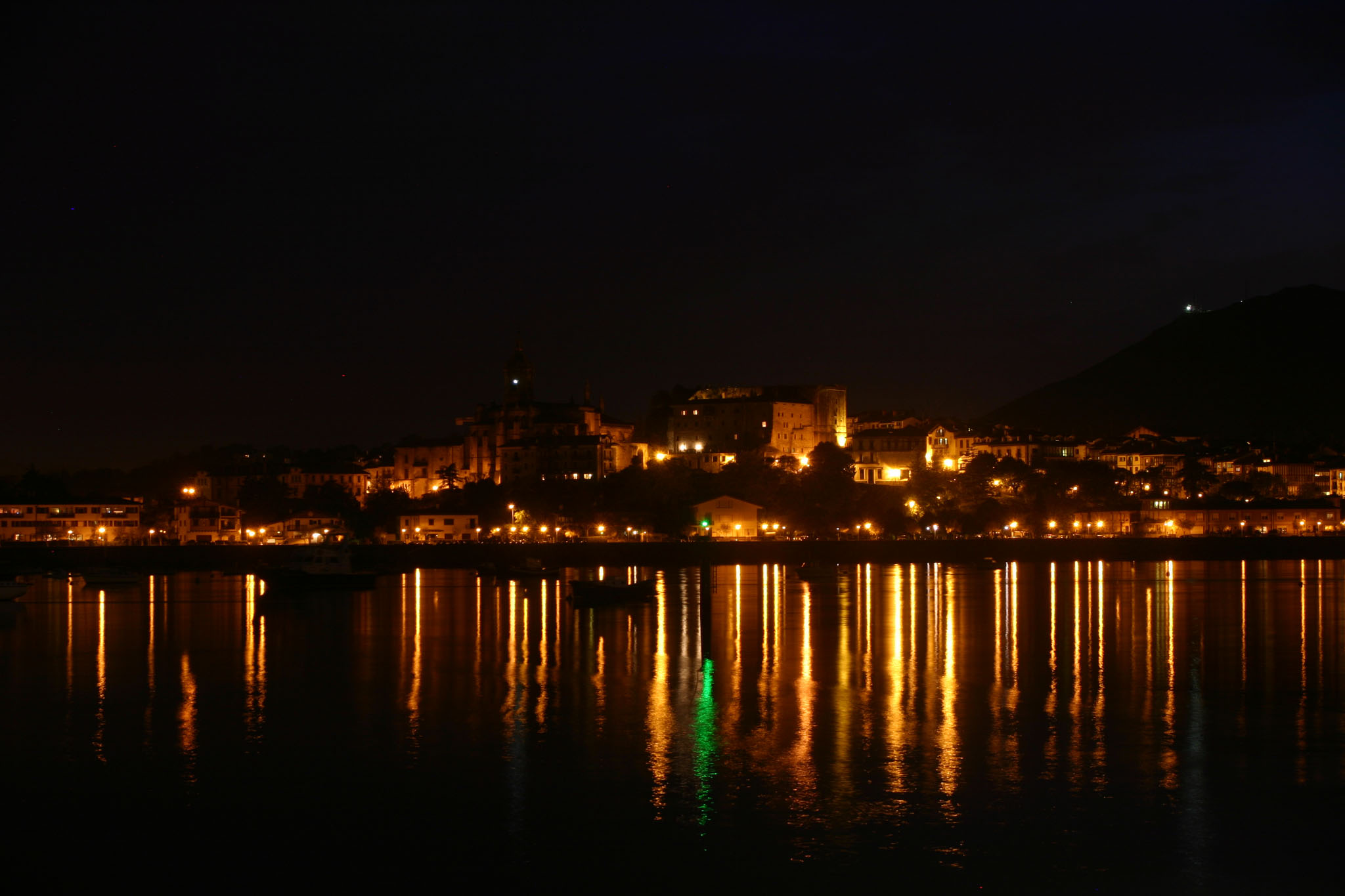 Fonds d'cran Voyages : Europe Espagne Fontarabie vue depuis Hendaye 2