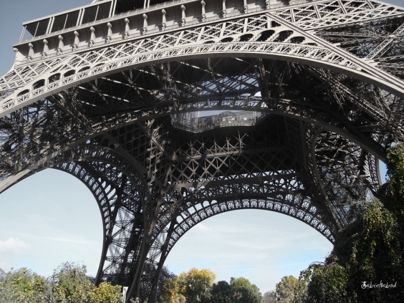 Fonds d'cran Constructions et architecture Statues - Monuments Miss Tour Eiffel