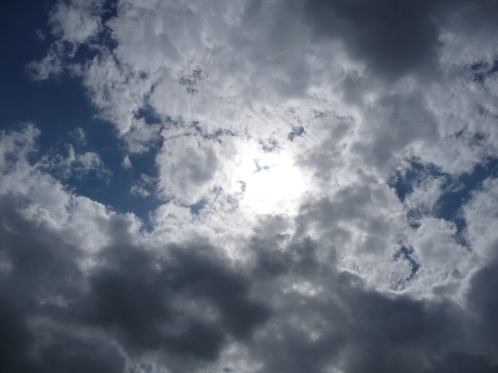 Fonds d'cran Nature Ciel - Nuages le soleil perce malgr tout