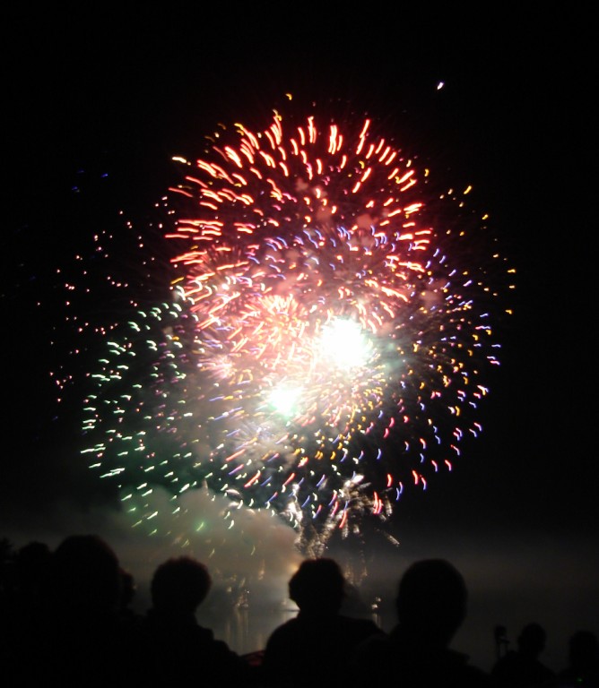 Fonds d'cran Hommes - Evnements Feux d'Artifice La belle rouge