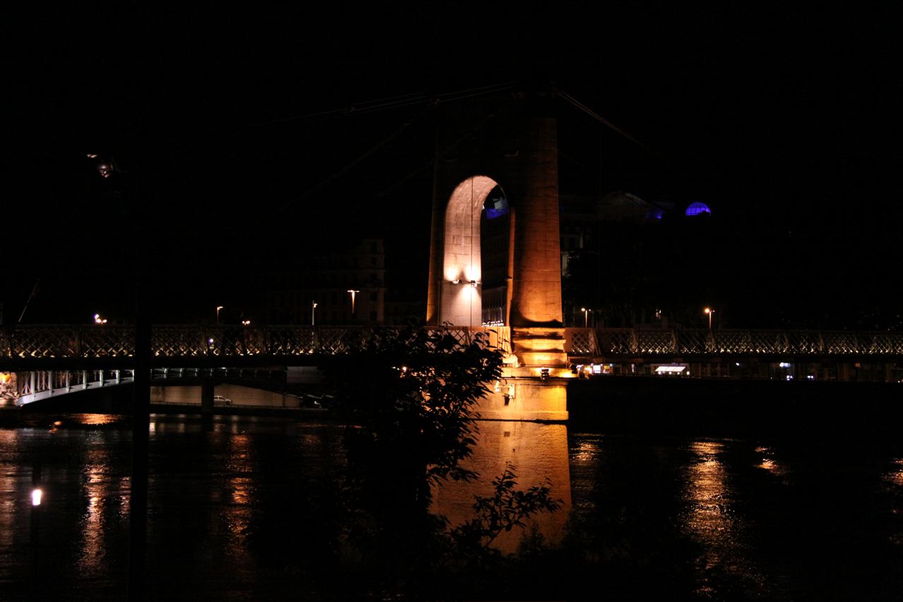 Wallpapers Constructions and architecture Bridges - Aqueduct une tour dans la nuit