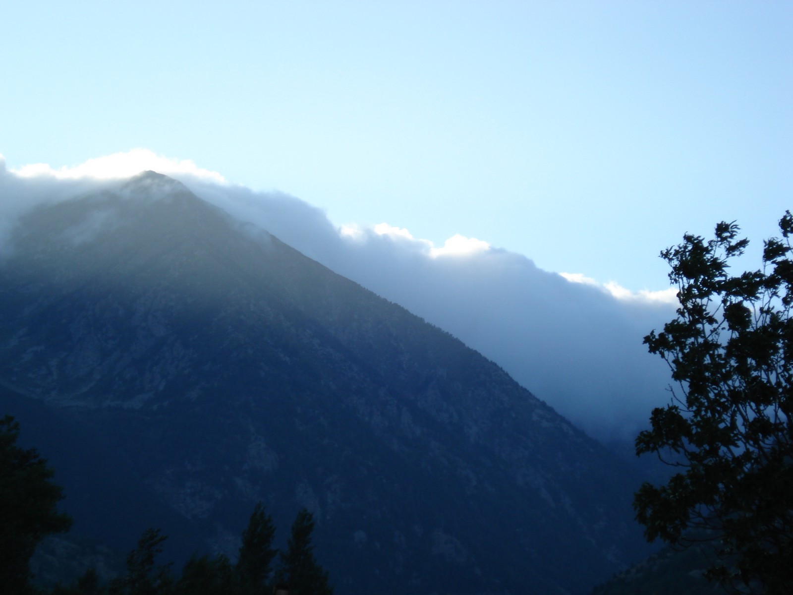 Fonds d'cran Nature Montagnes Montagne vers les Alpes