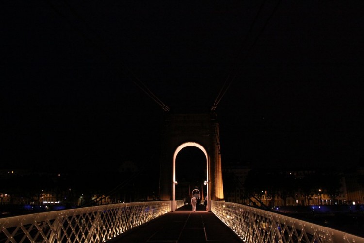 Fonds d'cran Constructions et architecture Ponts - Aqueducs une ombre dans la nuit