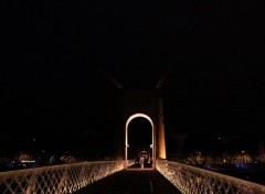 Fonds d'cran Constructions et architecture une ombre dans la nuit