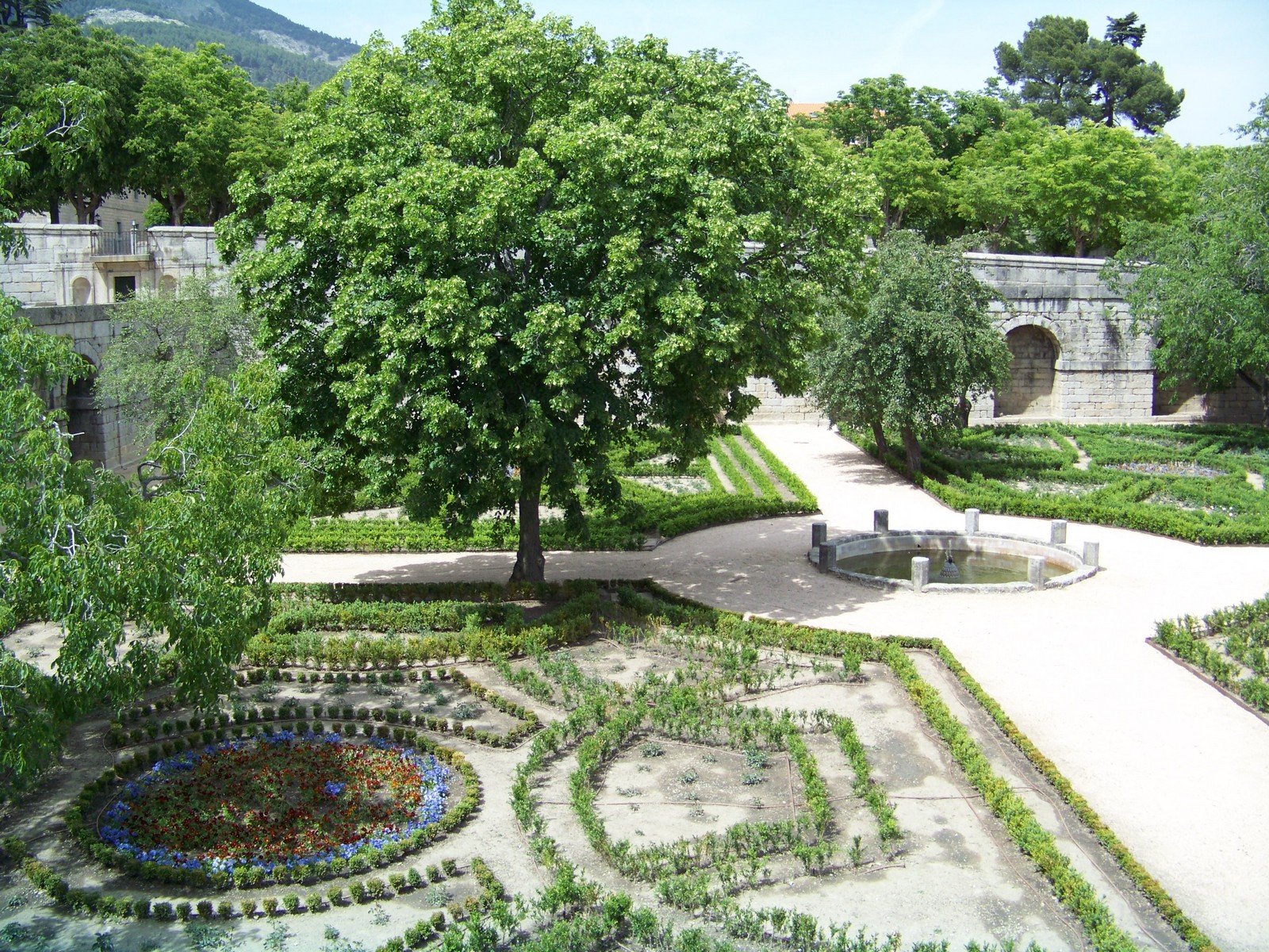 Fonds d'cran Nature Parcs - Jardins Jardin dans le Monasterio del Escorial (Madrid).