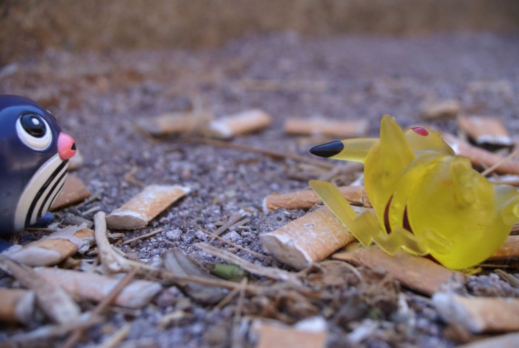 Fonds d'cran Objets Jouets Fumer tue, et c'est pas cool de mourir comme a, pauvre petit Pikachu