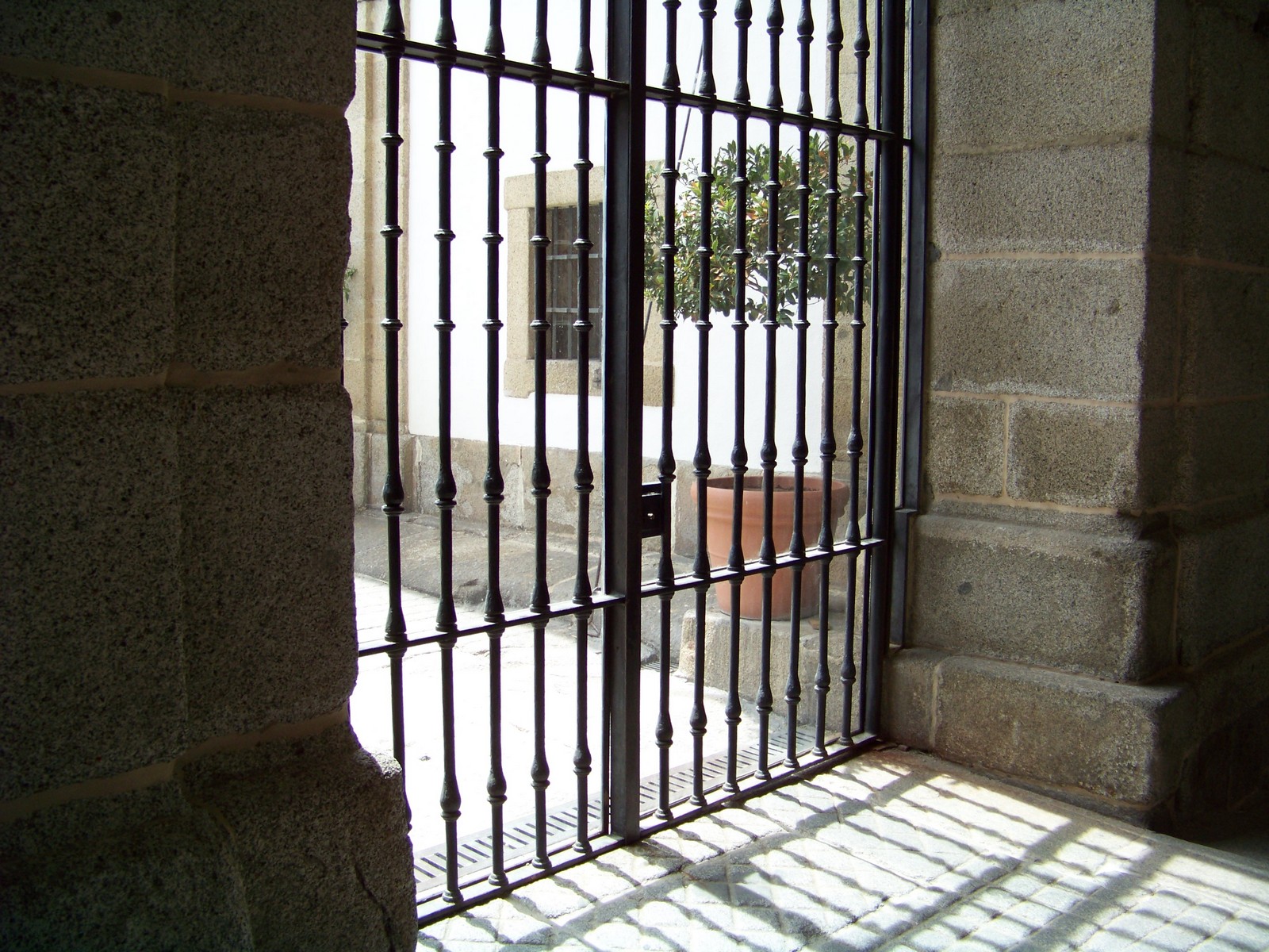 Fonds d'cran Constructions et architecture Chteaux - Palais Le soleil chauffe la pierre froide dans le Monasterio de El Escorial.