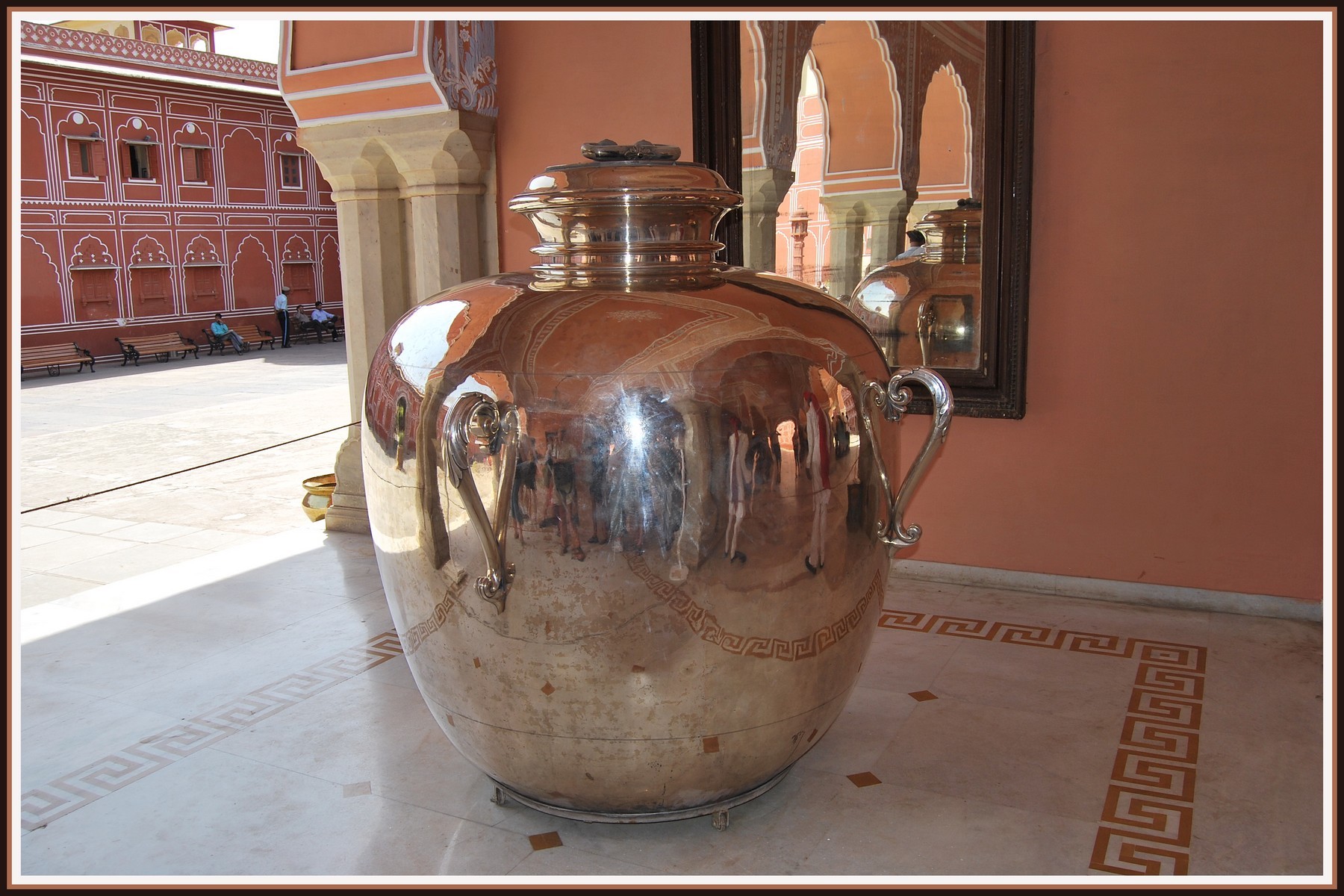 Fonds d'cran Voyages : Asie Inde Cruche gante  City-Palace - Delhi