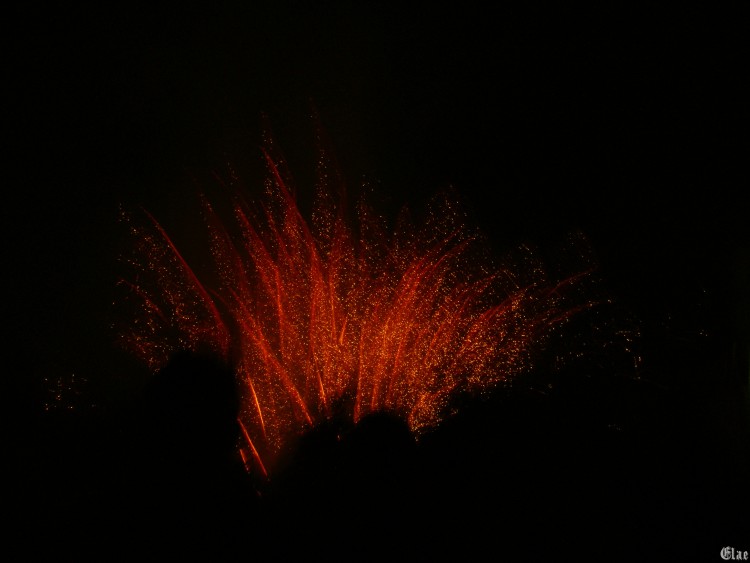 Fonds d'cran Hommes - Evnements Feux d'Artifice Eruption