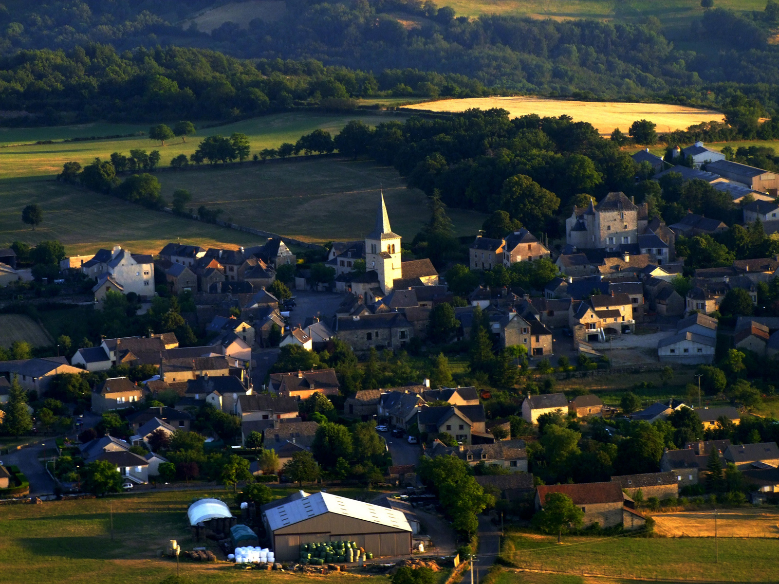 Fonds d'cran Constructions et architecture Villes - Villages village aveyronnais