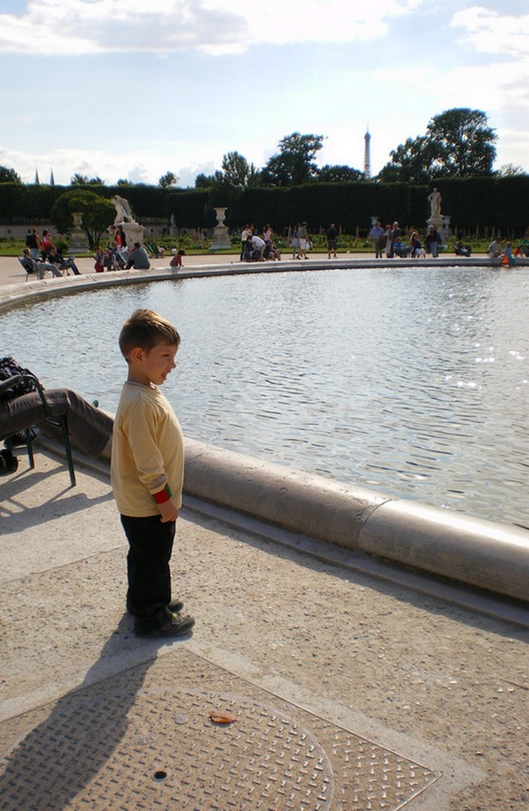 Wallpapers Nature Parks - Gardens enfant prs de l'eau