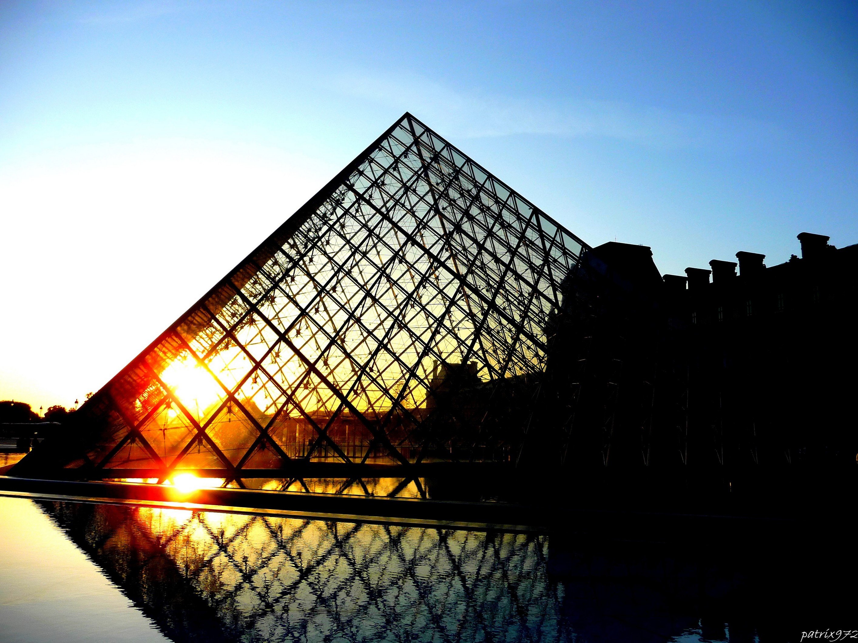 Wallpapers Constructions and architecture Museums - Exhibitions Coucher de soleil  la Pyramide du Louvre