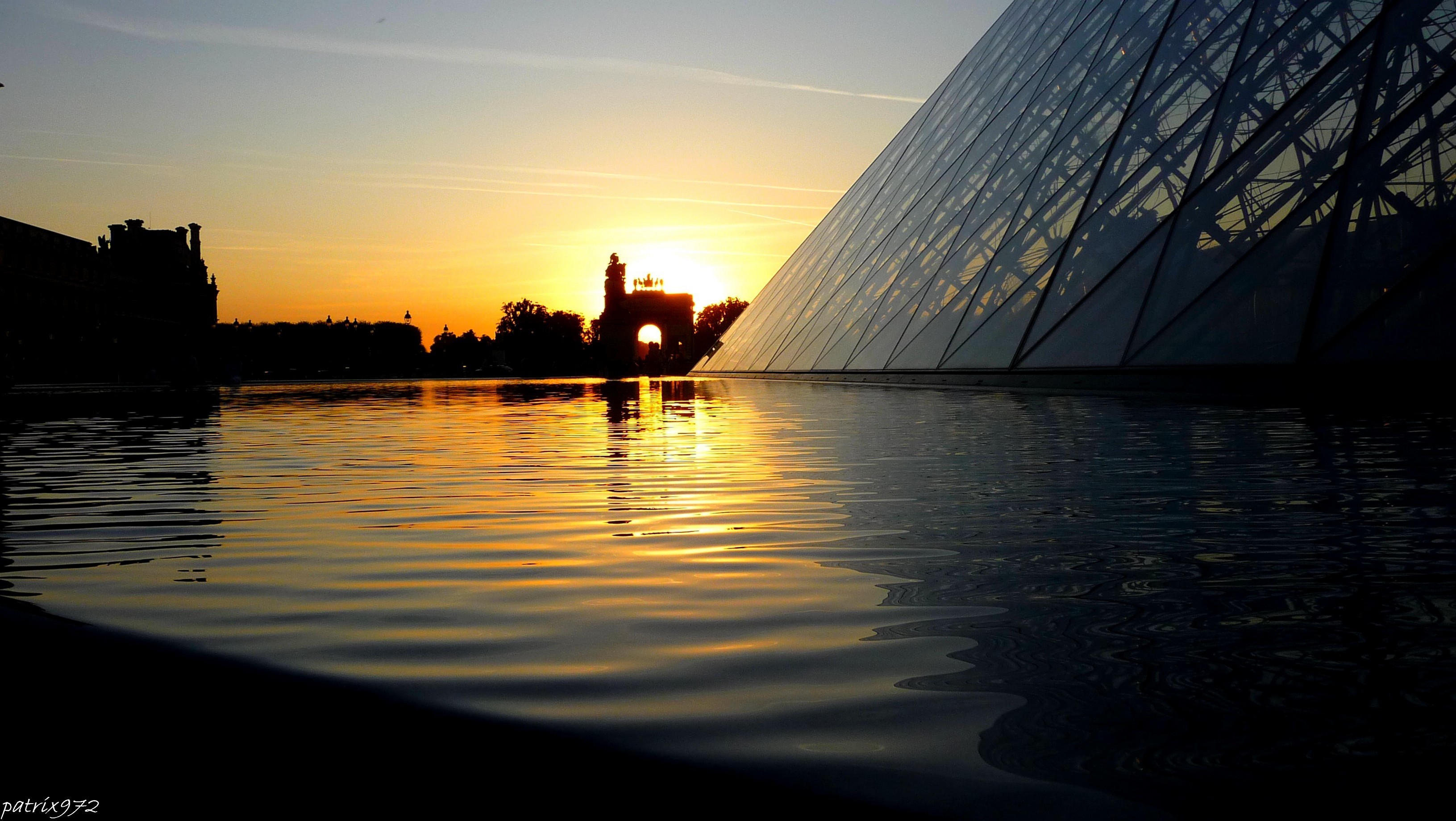 Wallpapers Constructions and architecture Museums - Exhibitions Le Louvre au coucher du soleil