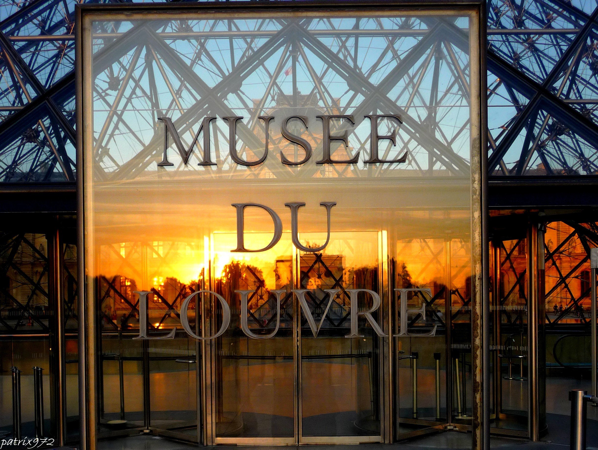 Wallpapers Constructions and architecture Museums - Exhibitions Le muse du Louvre au coucher du Soleil