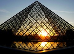 Fonds d'cran Constructions et architecture La Pyramide du Louvre au crpuscule.