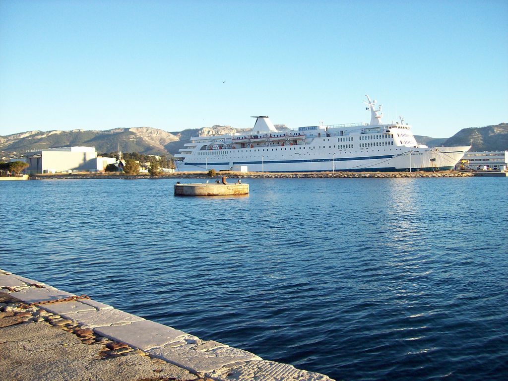 Fonds d'cran Bateaux Paquebots paquebot a la seyne sur mer