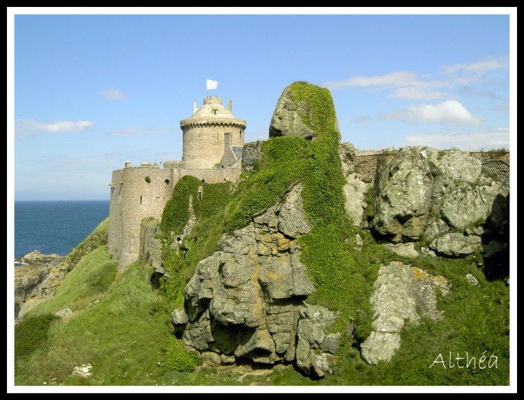 Fonds d'cran Voyages : Europe France > Bretagne vieilles pierres sur rochers surplombant la mer