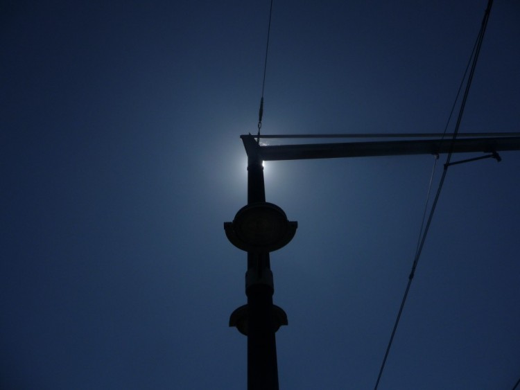 Fonds d'cran Nature Ciel - Nuages un lampadaire dans l'azur