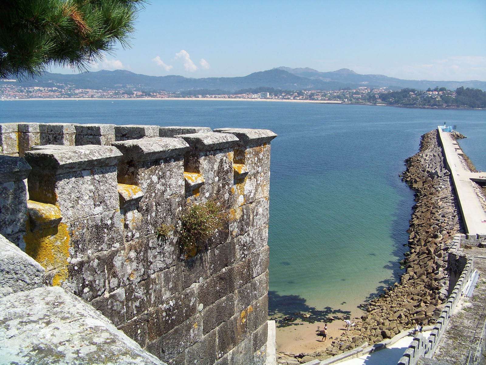 Fonds d'cran Nature Mers - Ocans - Plages Vue depuis la muraille de Baiona, Galicia.