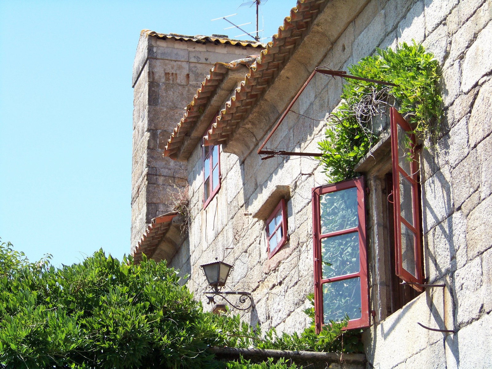 Fonds d'cran Constructions et architecture Faades Fentres ouvertes au soleil.