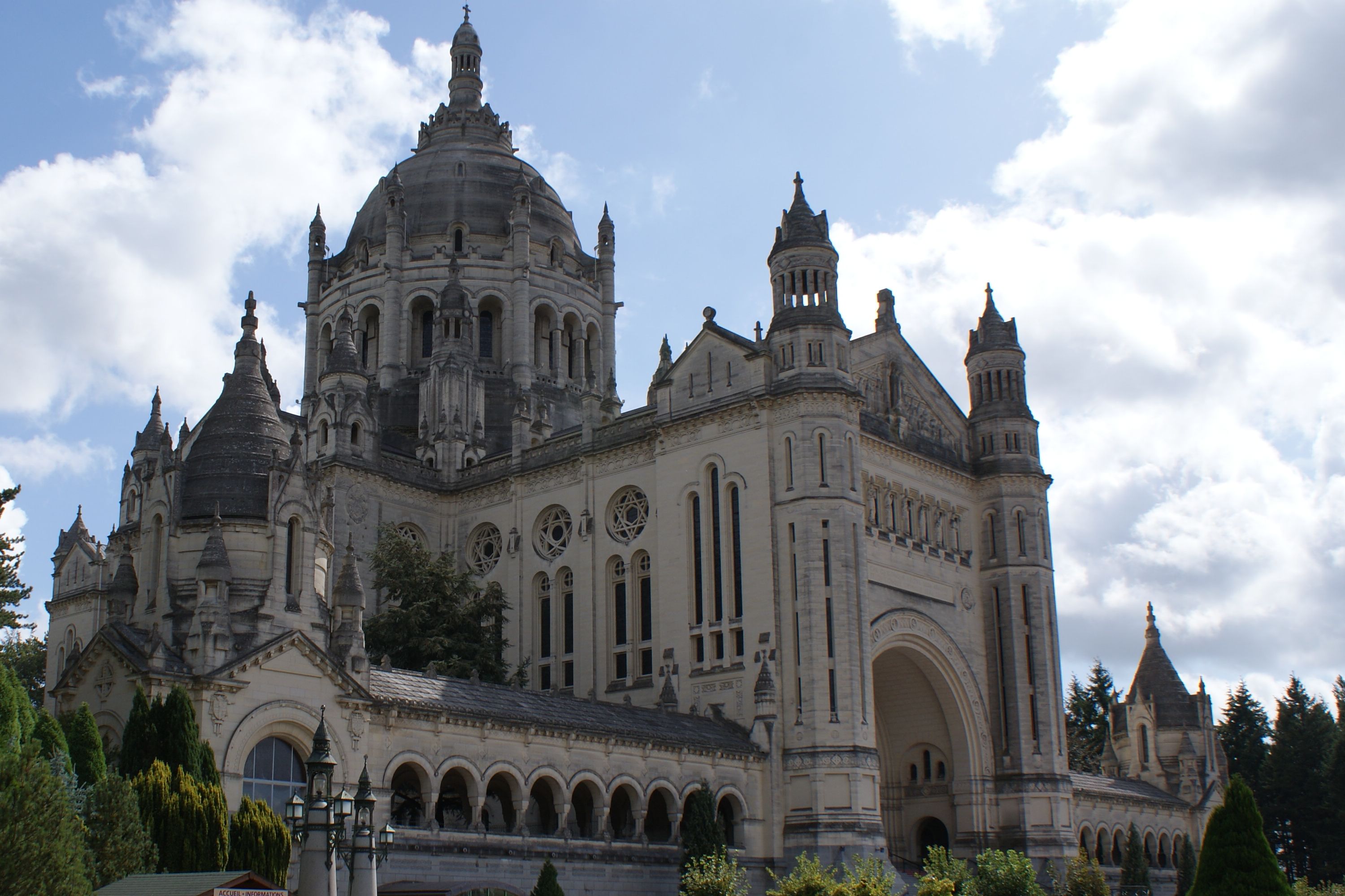 Fonds d'cran Constructions et architecture Edifices Religieux devant de la Basilique de Lisieux