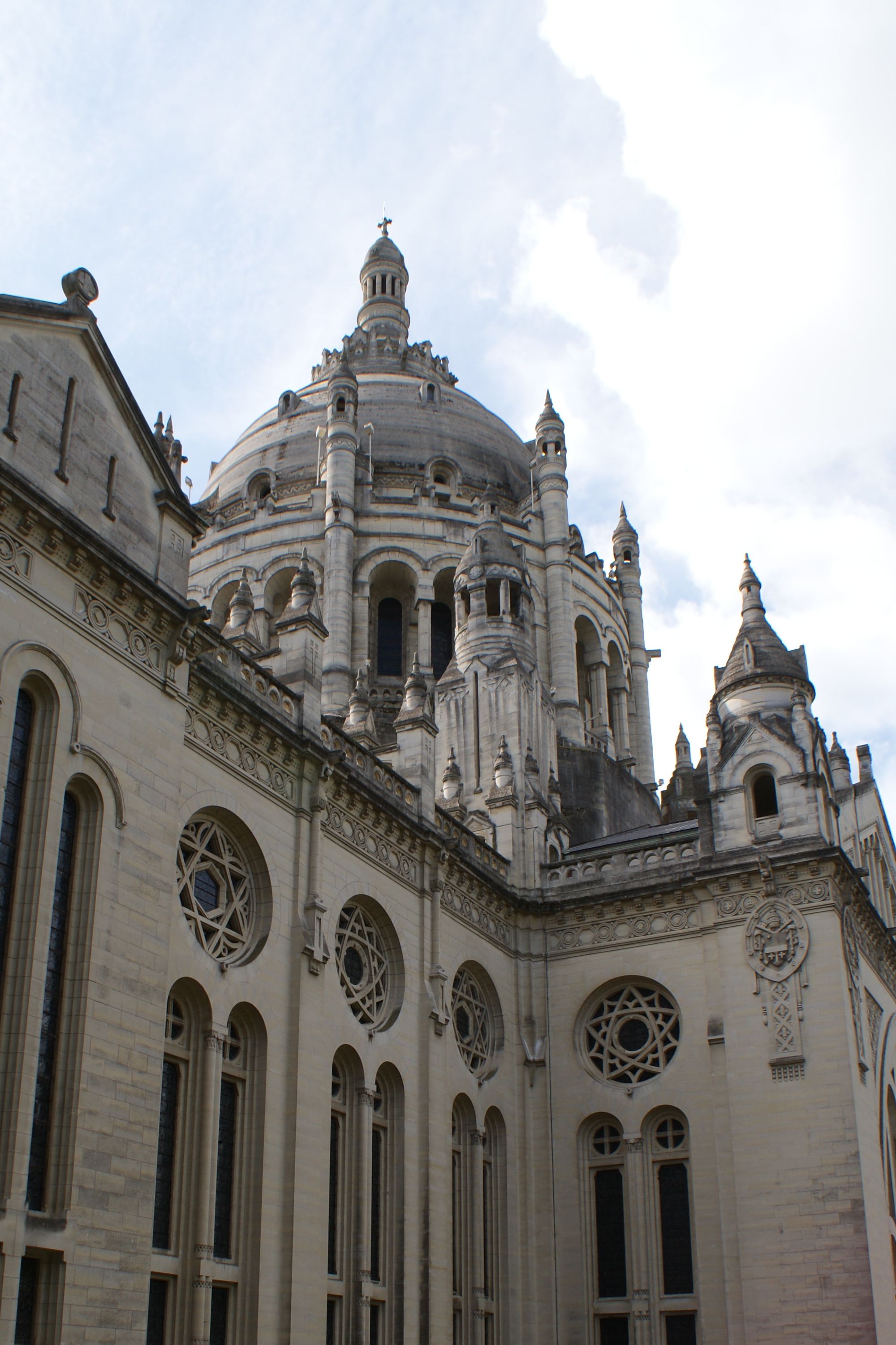 Fonds d'cran Constructions et architecture Edifices Religieux Cot de la basilique de lisieux