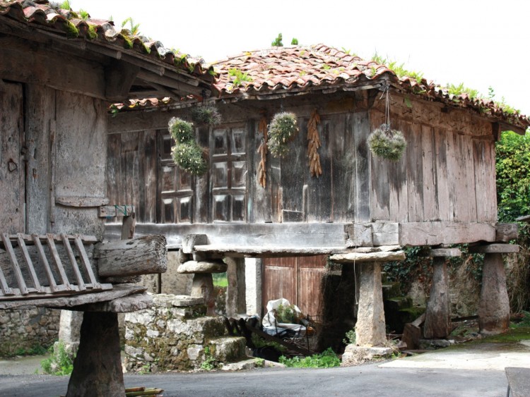 Fonds d'cran Constructions et architecture Villes - Villages Vieux greniers asturiens.