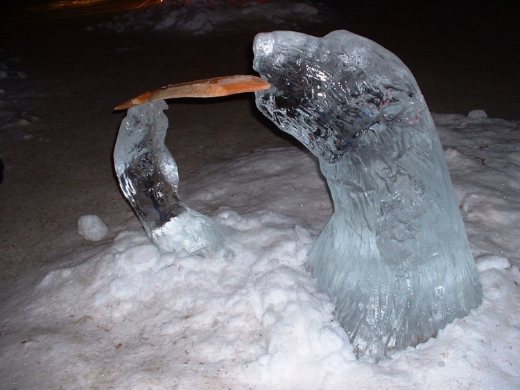 Fonds d'cran Objets Statuettes - Sculptures ours sculpt dans la glace