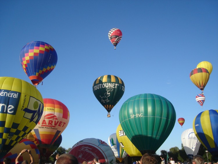 Fonds d'cran Avions Montgolfires - Dirigeables couleurs dans le ciel