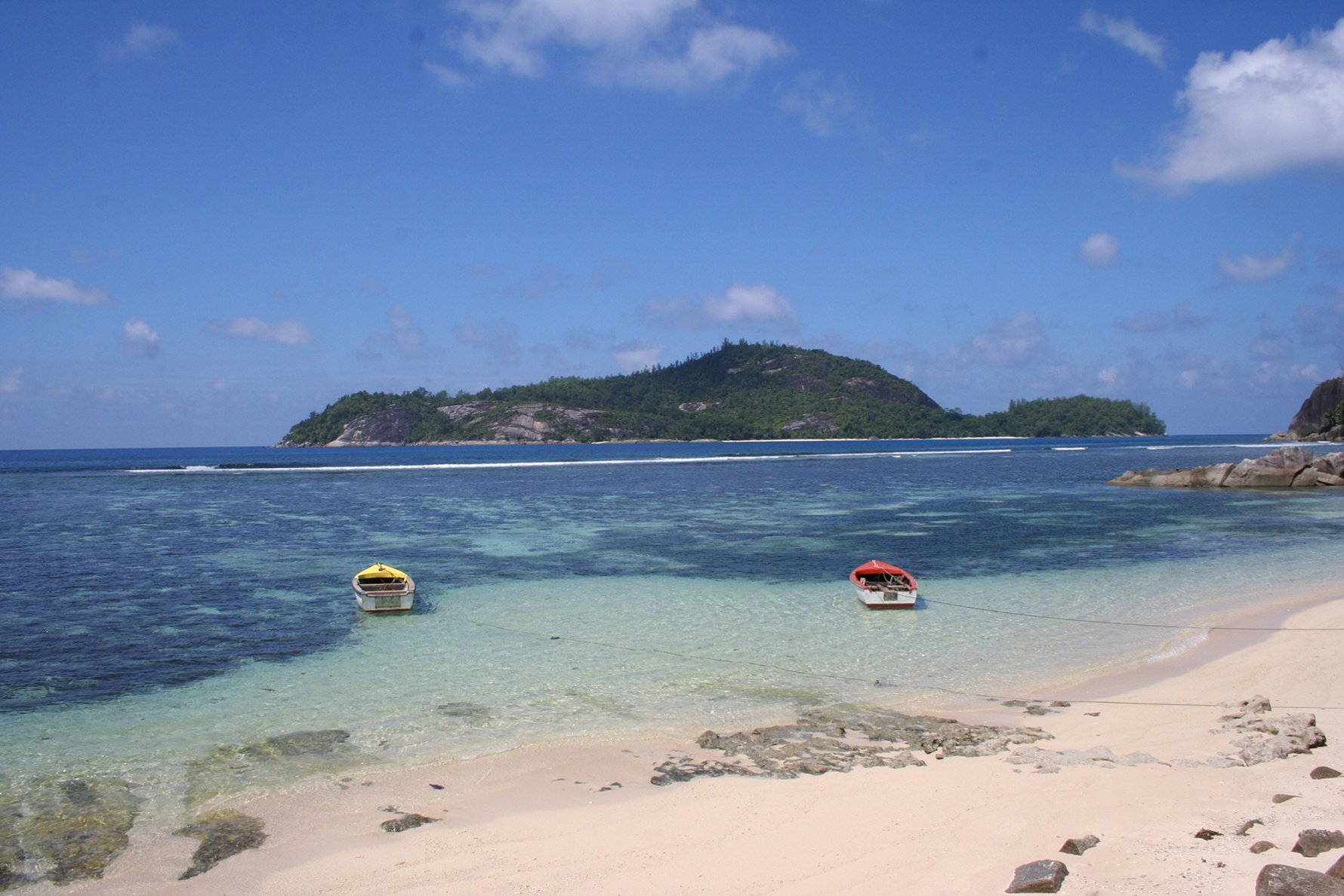 Fonds d'cran Voyages : Afrique Les Seychelles Bateaux de pcheur, sur fond marin - Seychelles