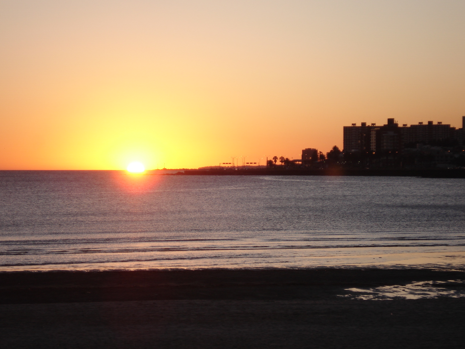 Fonds d'cran Voyages : Amrique du sud Uruguay Couch de soleil sur Montevideo