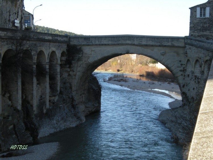 Wallpapers Trips : Europ France > Provence-Alpes-Cte d'Azur Le pont Romain (Vaison la Romaine)