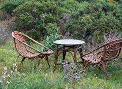 Fonds d'cran Nature chaises  trois pattes dans la colline