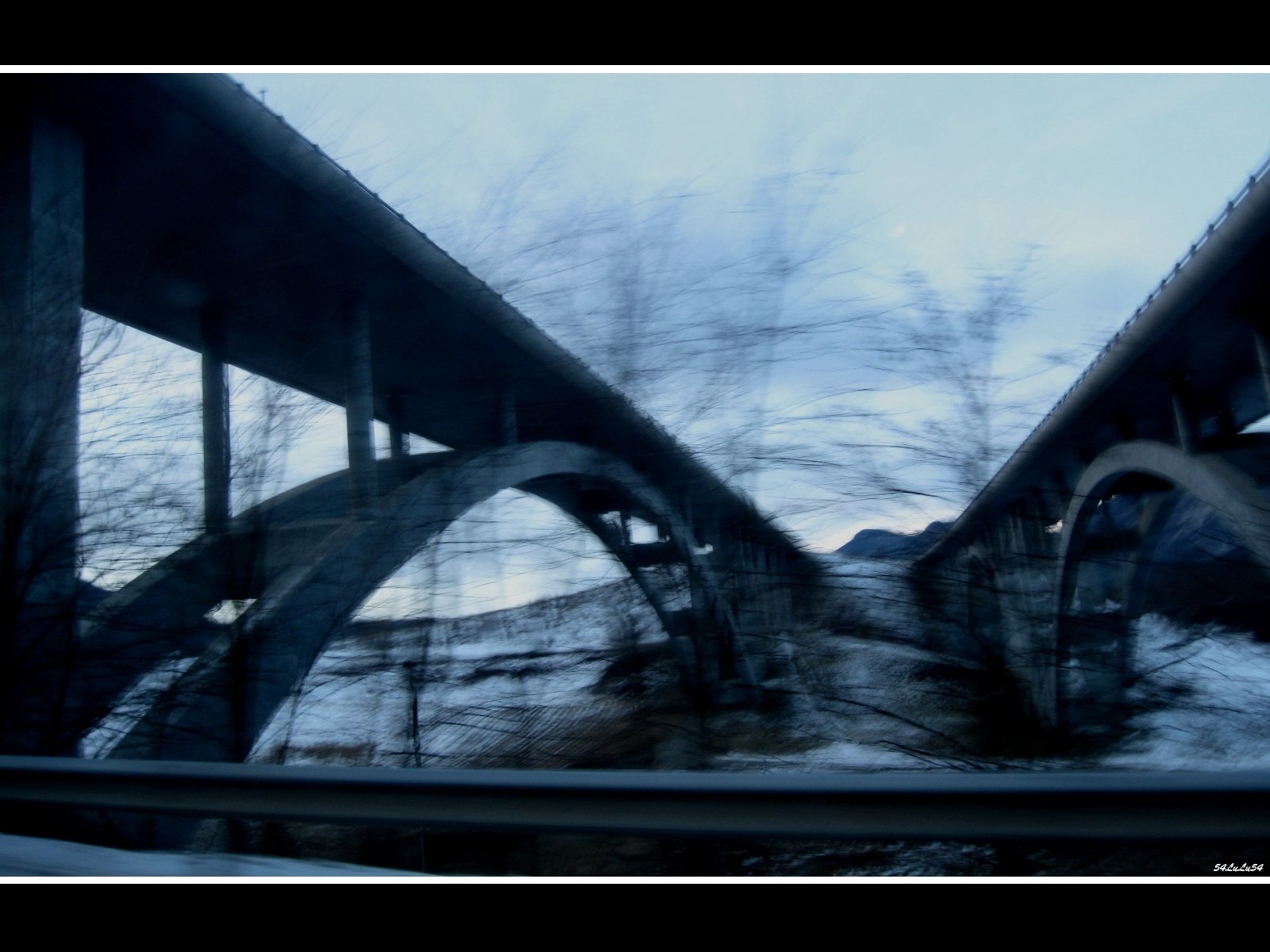 Fonds d'cran Constructions et architecture Ponts - Aqueducs pont dans nature montagne noir et blanc bleu