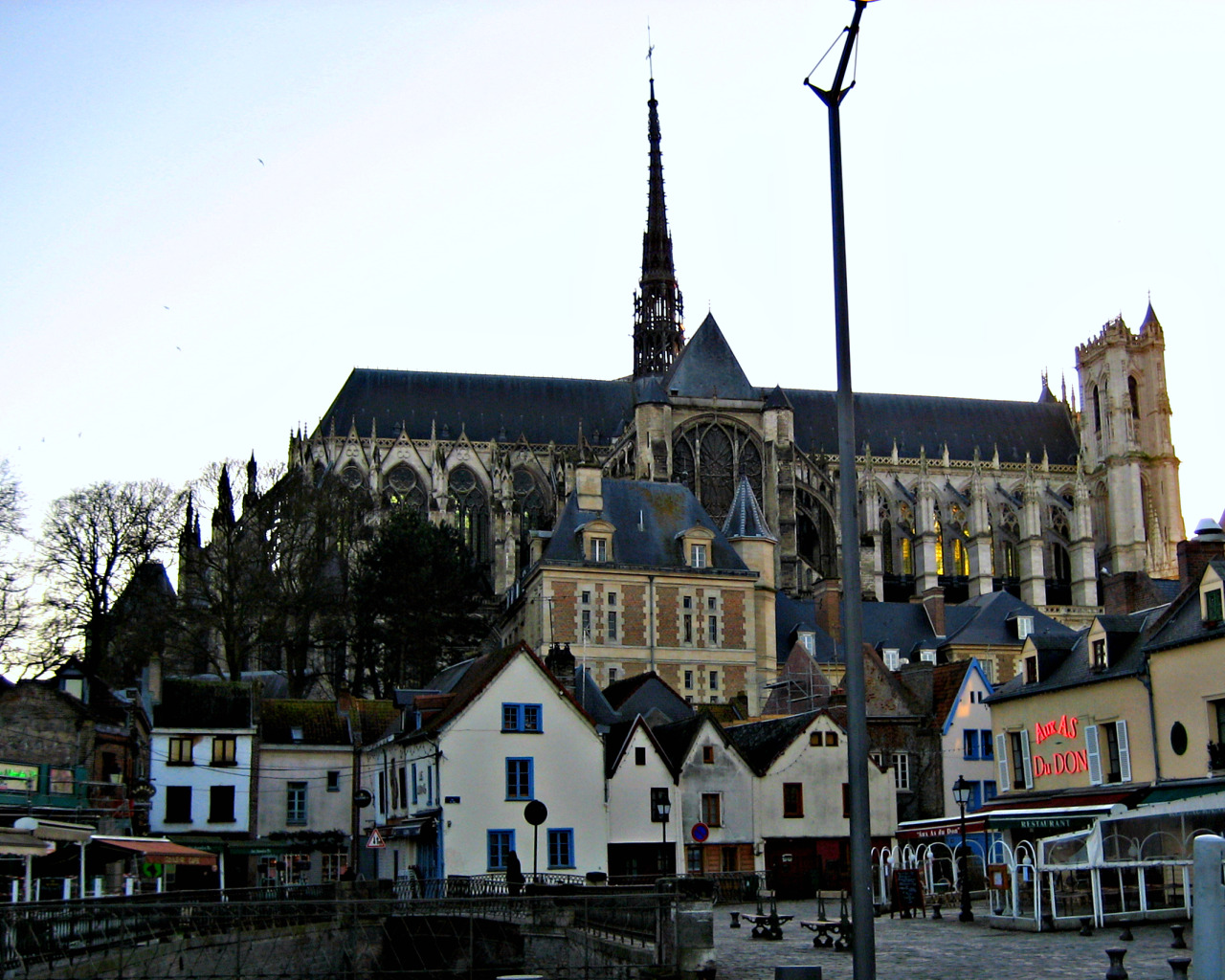 Fonds d'cran Voyages : Europe France > Picardie SOLEIL COUCHANT DANS LA CATHEDRALE D'AMIENS