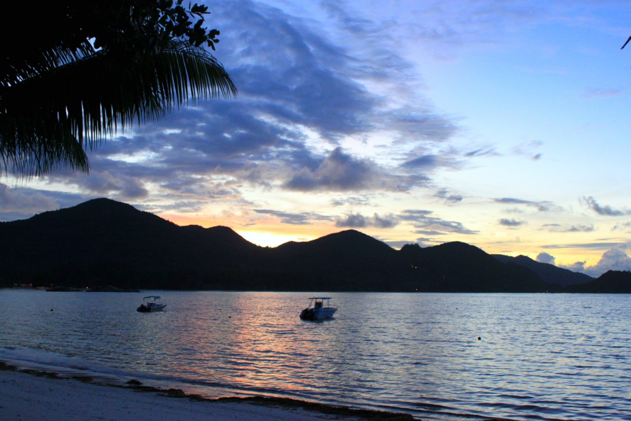 Fonds d'cran Voyages : Afrique Les Seychelles Coucher de soleil sur Praslin 