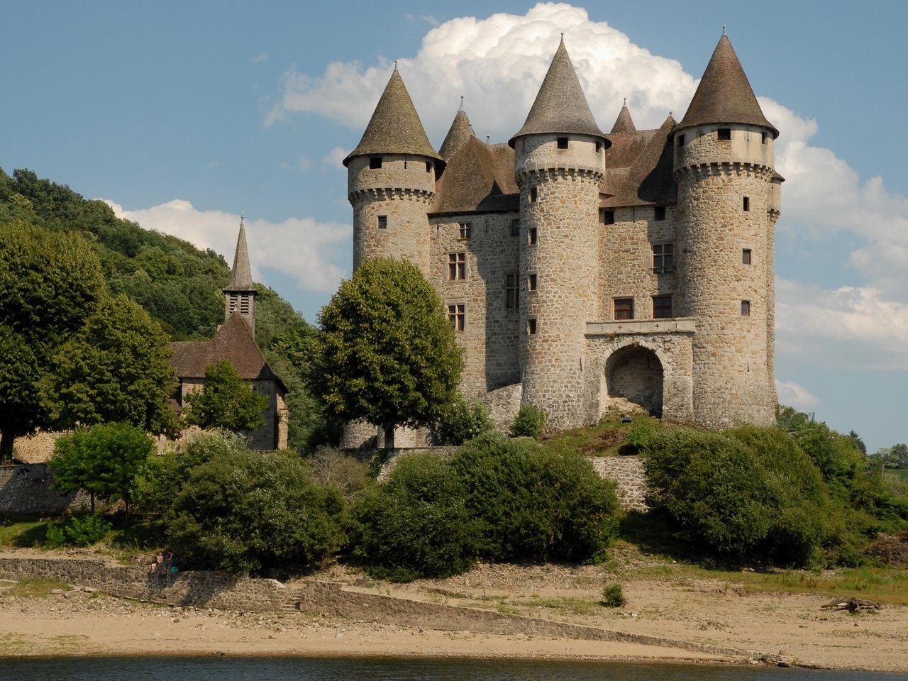 Fonds d'cran Voyages : Europe France > Auvergne Chateau de Val