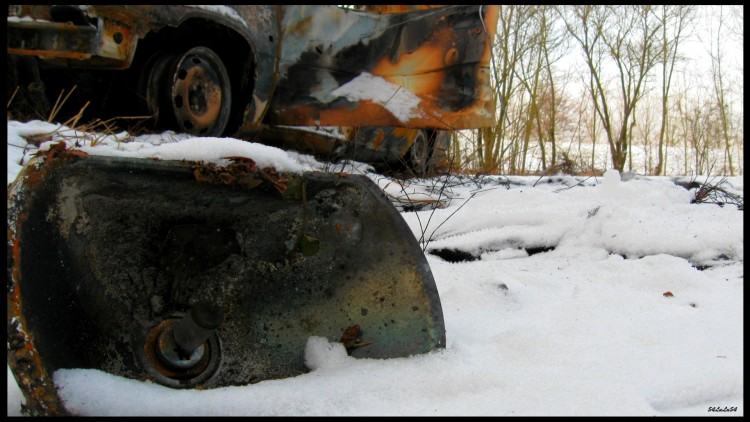 Fonds d'cran Voitures Epaves voiture crame brule neige paysage